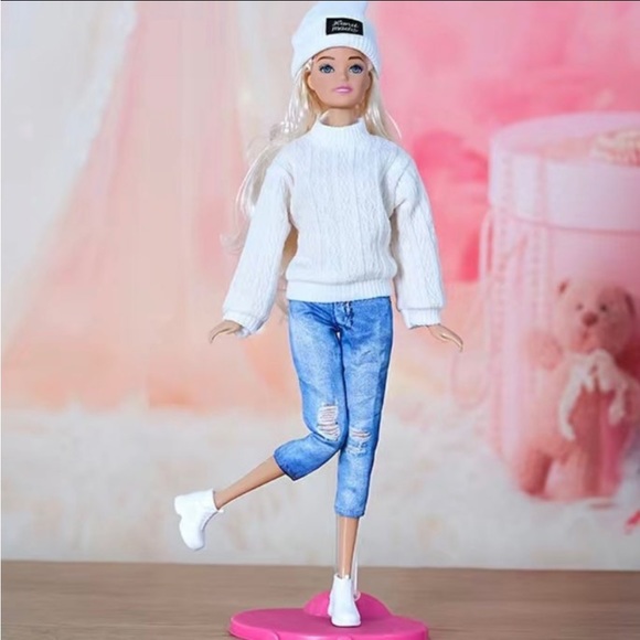Barbie doll clothes - 3 piece set
Distressed Jeans, Sweater, Beanie Off White - Picture 3 of 4